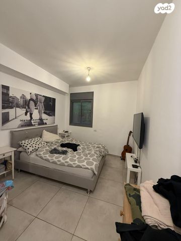 דירה, רות, חרוזים, רמת גן