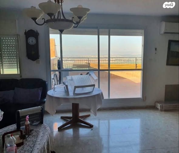 גג/ פנטהאוז, נשר