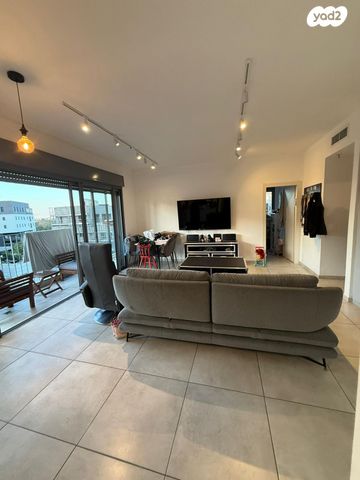 דירה, רות, חרוזים, רמת גן