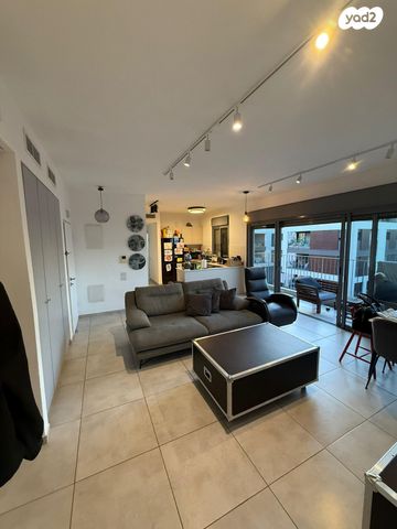 דירה, רות, חרוזים, רמת גן