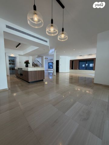 דרך השדות 12