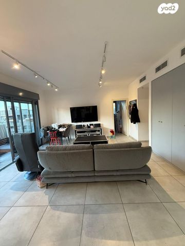 דירה, רות, חרוזים, רמת גן