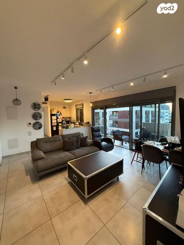 דירה, רות, חרוזים, רמת גן