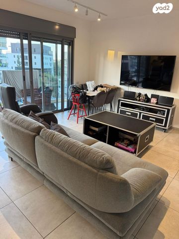 דירה, רות, חרוזים, רמת גן