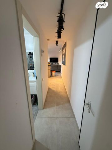 דירה, רות, חרוזים, רמת גן