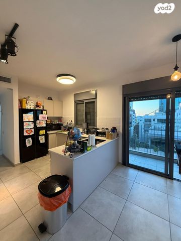 דירה, רות, חרוזים, רמת גן