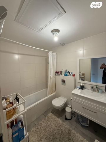 דירה, רות, חרוזים, רמת גן