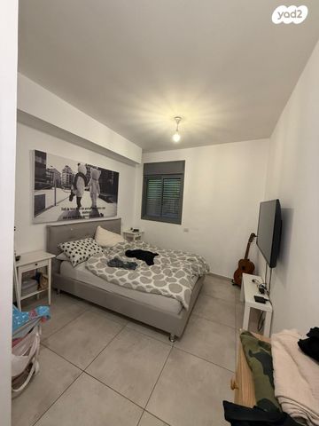 דירה, רות, חרוזים, רמת גן