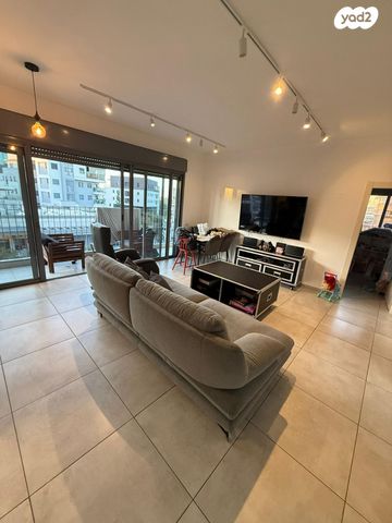 דירה, רות, חרוזים, רמת גן