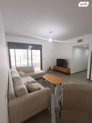 דירה, גדולי האומה, שמעון פרס/ האצטדיון, נהריה