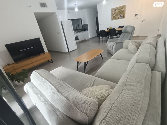 דירה, גדולי האומה, שמעון פרס/ האצטדיון, נהריה