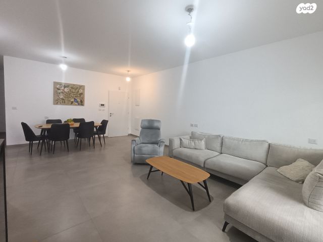 דירה, גדולי האומה, שמעון פרס/ האצטדיון, נהריה