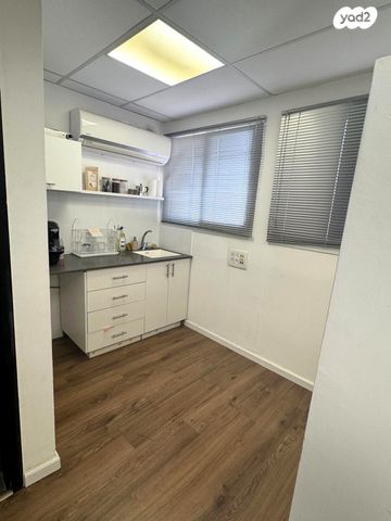 משרדים, המושבה, זכרון יעקב