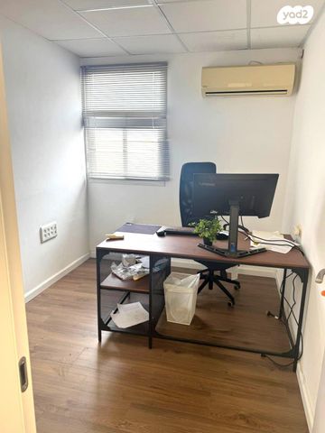 משרדים, המושבה, זכרון יעקב