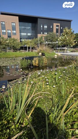 מחסנים, קיסריה