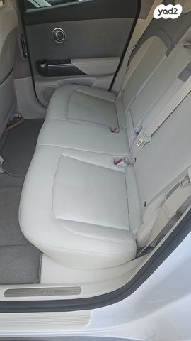 מודעת רכב ג'נסיס GV60