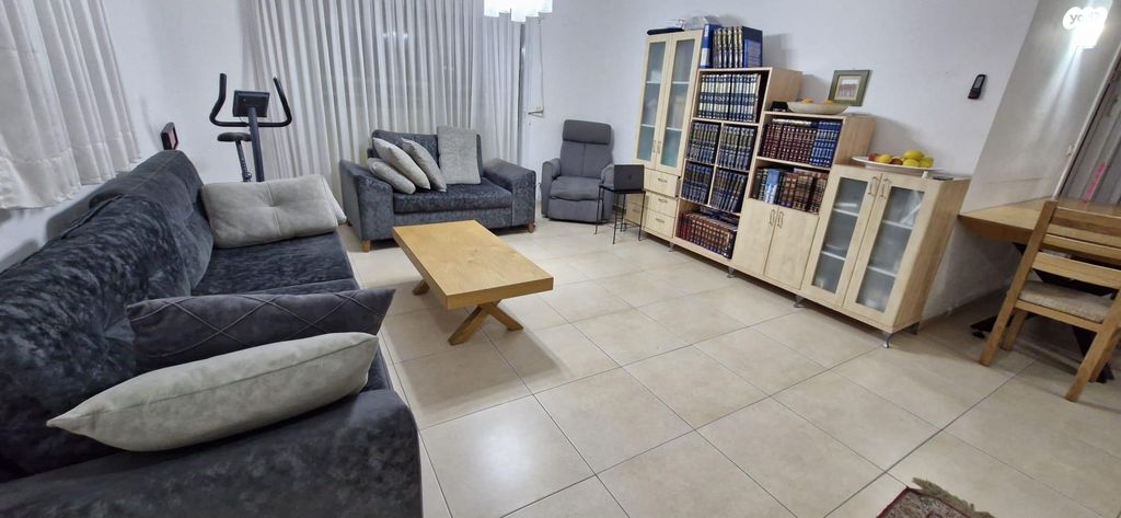 דירת גן, פרי מגדים 37, מגדים, מעלה אדומים