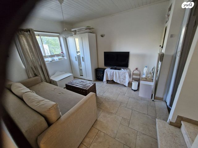 דירה, שיר לשלום 1, נווה אילן