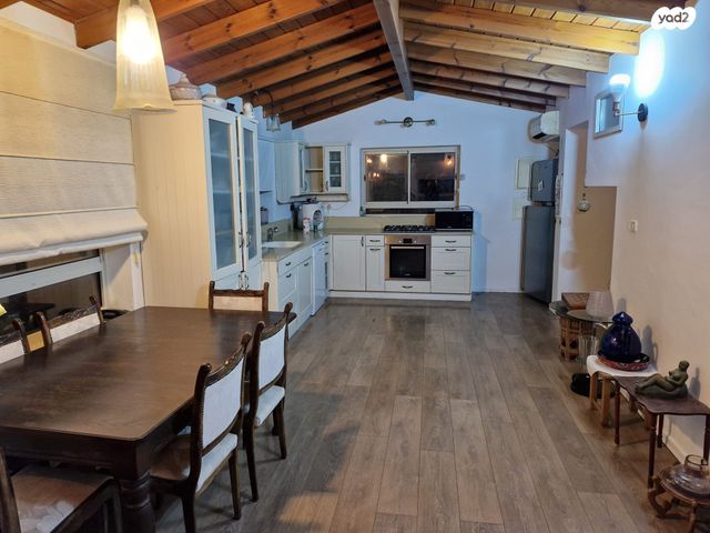 דירה, שיר לשלום 1, נווה אילן