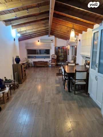 דירה, שיר לשלום 1, נווה אילן