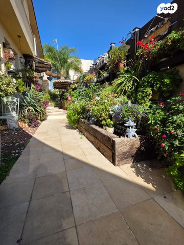 דו משפחתי, נאות הראשונים, מזכרת בתיה