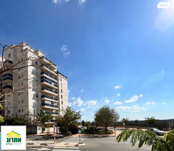 דירה, נחל אלכסנדר, צור יצחק