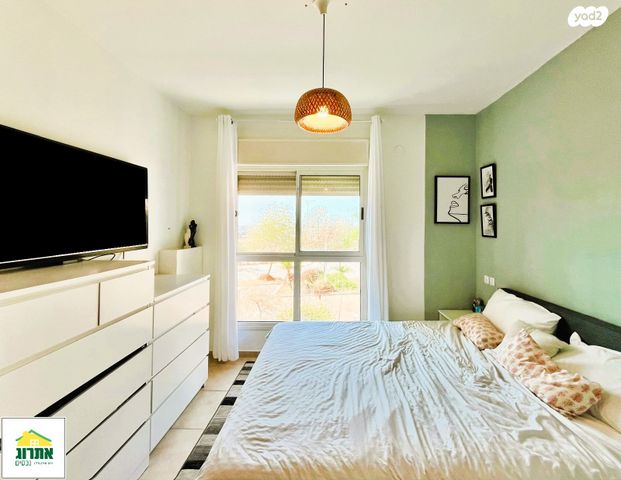 דירה, נחל אלכסנדר, צור יצחק