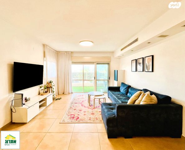 דירה, נחל אלכסנדר, צור יצחק