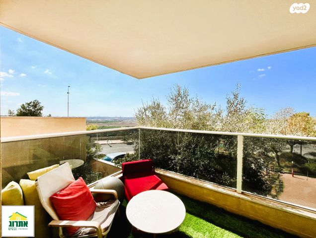 דירה, נחל אלכסנדר, צור יצחק