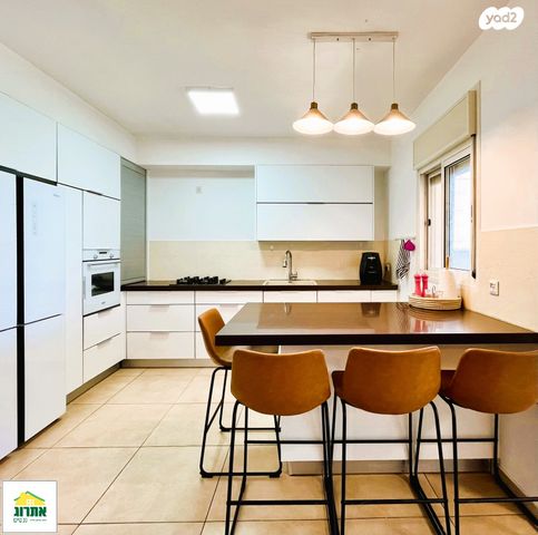 דירה, נחל אלכסנדר, צור יצחק