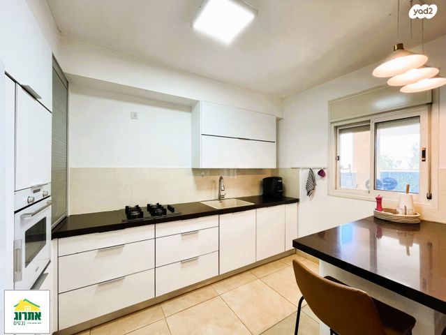 דירה, נחל אלכסנדר, צור יצחק