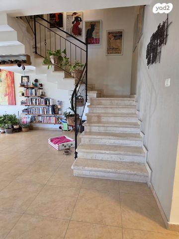 דו משפחתי, נאות הראשונים, מזכרת בתיה