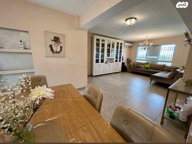 דירה, אירוס הארגמן, גבעת האירוסים, נתניה