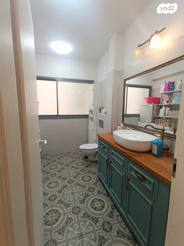 דירה, הרב זבולון גרז, רחובות הצעירה, רחובות