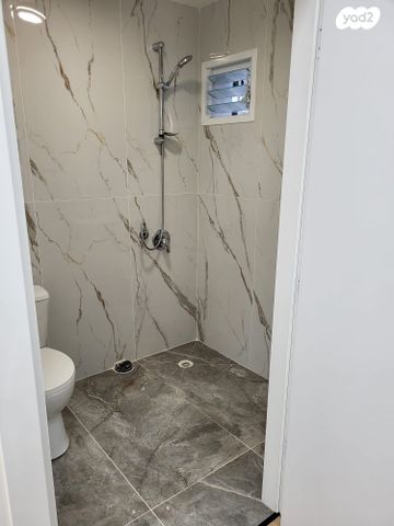 חנויות/ שטח מסחרי, רוטשילד 4, רמב"ם, ראשון לציון