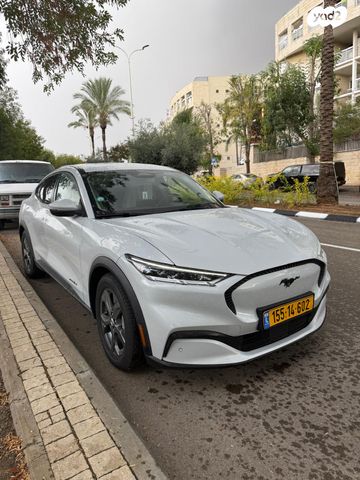 מודעת רכב פורד מוסטנג Mach-E
