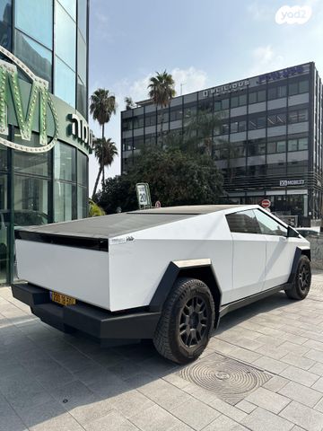 טסלה סייבטראק