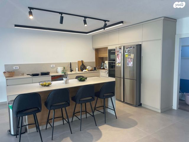 שדרות ירושלים 18