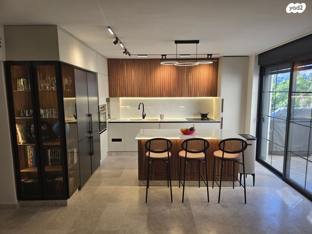 עליית הנוער 14