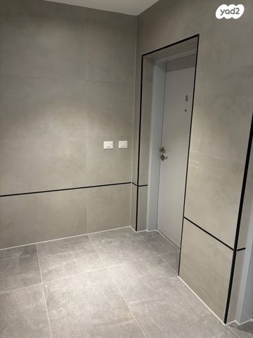 דירה, אהוד מנור 5, המוזיקה, שדרות