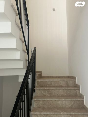 דו משפחתי, שדרות נעמי שמר 1, שאר העיר, באר יעקב