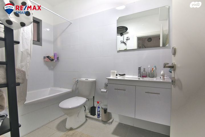 דירה, יוסף שילוח, משכנות האומנים, קרית מוצקין