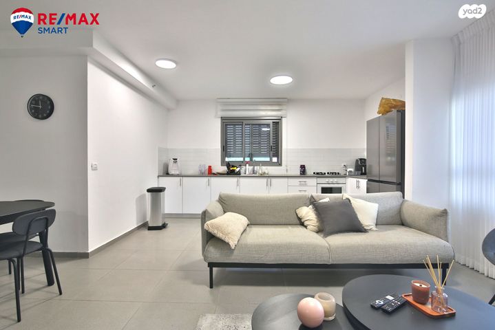 דירה, יוסף שילוח, משכנות האומנים, קרית מוצקין