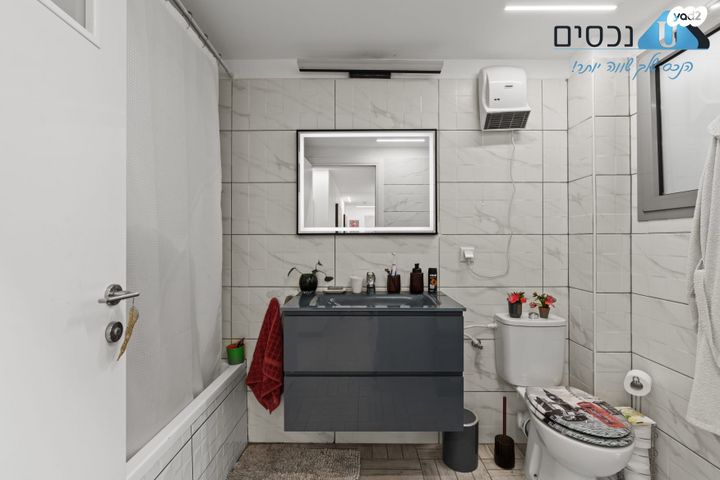 דירה, יגאל ידין, המגינים, מודיעין מכבים רעות