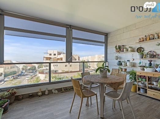 דירה, יגאל ידין, המגינים, מודיעין מכבים רעות