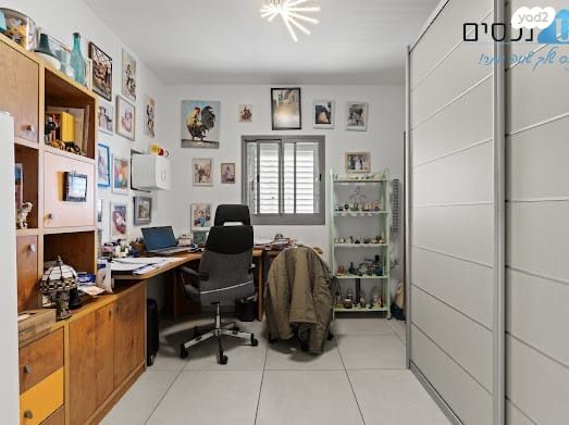 דירה, יגאל ידין, המגינים, מודיעין מכבים רעות