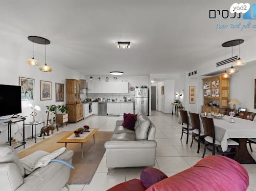 דירה, יגאל ידין, המגינים, מודיעין מכבים רעות