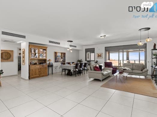 דירה, יגאל ידין, המגינים, מודיעין מכבים רעות