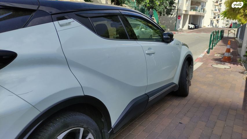 מודעת רכב טויוטה C-HR