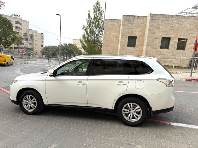 מיצובישי אאוטלנדר